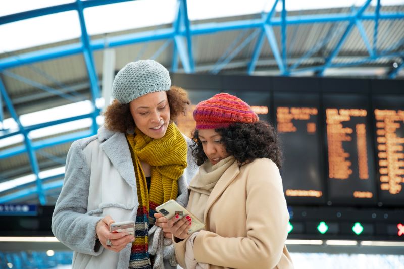 medium-shot-women-airport-1-scaled